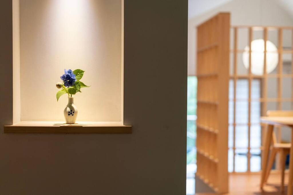 『花の影』カップル、ご友人、ご家族利用完全貸切!広々テラス露天風呂付!ポーラ美術館徒歩5分 アパート